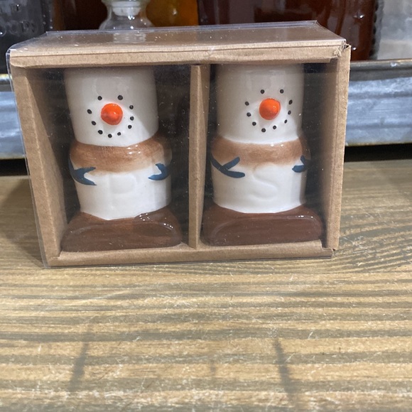 Marshmallow Snowmen Salt & Pepper Shakers - Picture 5 of 6